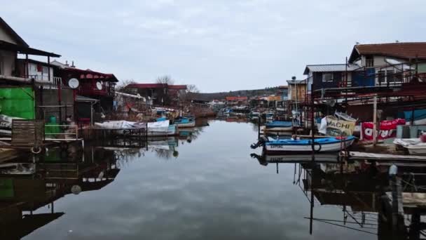 Vuelo Lento Fpv Entre Los Barcos Pesca Village Cerrar Proximidad — Vídeos de Stock