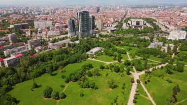 Tarihi Şehir Modern Binaları İş Merkezi Sofya Merkezi Zoom Out Reveal Drone