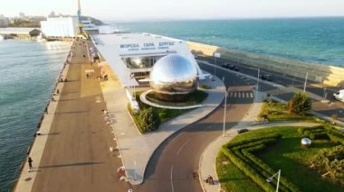 Burgaz Bulgaristan Modern Liman Anıtı Güneşli Yaz Günü Yansımaları Deniz Kenarı Uzaklaştırma Dronu