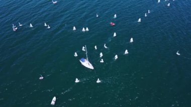 Parlak Yaz Günü Küçük Yelkenliler Etkinliği Hayat Sabit, Mümkündür Drone