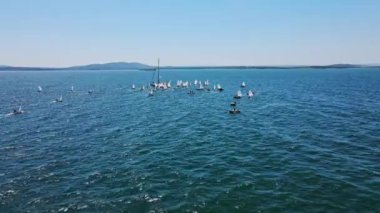Çocuklar Küçük Tekneler Yelkenli Okulu Büyük Yat Zengin Tatil İnsansız Hava Aracı etrafında toplanıyor