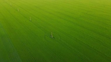 Sonsuz Simetri Sahası Yeşil Tarım Toprakları Yörüngesi ve Yüksel Uzak Vahiy Tepeleri İnsansız Hava Aracı