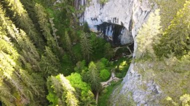 FPV Dalış Yürüyüşçüleri Mağaradan Çıkış Sunset River İnsansız Hava Aracı