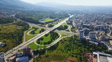 Modern Şehir Karayolu Trafiğine Bakan Yoğun Mahalleye Yavaş İniş Sofya Bulgaristan İnsansız Hava Aracı