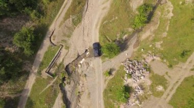 Müdahale Aracı Temizlik Geniş Lastik Ailesi Nehirden Geçiyor Erosyon Yolu 'ndan Geçiyor Drone