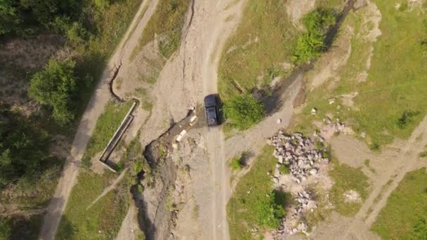 Camión Suv Liquidación Neumáticos Grandes Familia Través Del Río Erosion — Vídeos de Stock