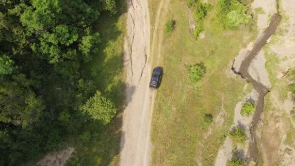 Camión Vacaciones Familiar Suv Vuelta Obstáculo Offroad Cerrado Camino Erosión — Vídeos de Stock