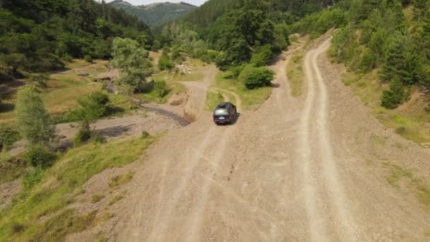 Jeep Tren Aire Libre Siga Lado Shot River Offroad Drone — Vídeos de Stock
