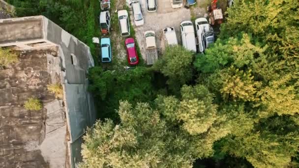 Flucht Hinter Verlassenem Gebäude Wald Versteckte Lagerhalle Enthüllen Demontierte Autos — Stockvideo