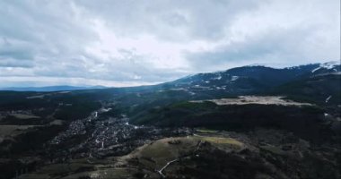 Soğuk Kış Manzarası Güneş ışınları Kalın Bulutlar arasından fışkırıyor Tundra Köyü Drone 'u