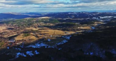 Hava Perspektifi Fpv Uçuşu Büyük Tundra Vadisi Bulutlu Hava Dronu 'na