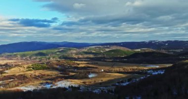 Tundra Manzarası Bulutlu Gün Hava Hızı Kar Dağları Evergreen Trees Drone