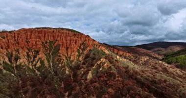 Clay Ridge Colf Forest Hill Bölgesi Bulutları Güneş Işıkları Hava Yavaş Dönüşlü Drone