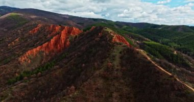 Aydınlatılmış Yol Clay Dağı Sırtı Bulutlu Yörünge Uçağı