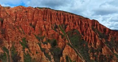 Doğal ErosionMountain Sırtı Yavaş Yörünge Güneş Işığı Bulutlu Hava Aracı