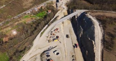 Yeni Otoyol Sektörü Çimento Otoyolu Kum Yolu Ağır Kamyonlar Havadan Yörünge Dronu