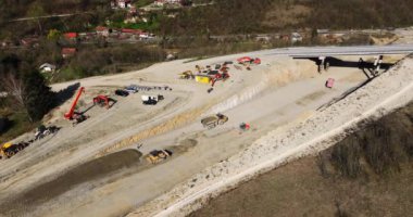 Yol İnşaat Alanı Ağır Makineler Güneşli bir günde Yoğun Trafik Dronu