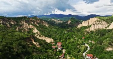 Keskin Çamurla Kapalı Orman Bölgesi Kara Bulutlar Temiz Hava Dağı Görünümü İHA 'sı Melnik Bulgaristan Hava Aracı