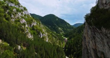 Dağ Yarığı Havzası 'ndaki ana yol boyunca Nehir Boyunca Küçük Evler Gizli Köy