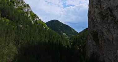 Küçük Köy Kulesi Dağ Yolu boyunca Gizli Yüksek Yükseklik Temiz Hava Uçurumları Uçağı