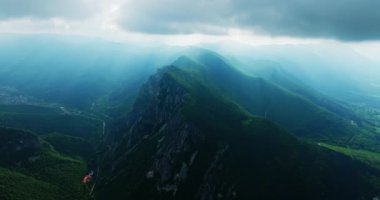 Keskin Dağ Sınırı Güneşi Bulutlarla kaplı Güneş ışınları Parlayan Hava Yörüngesi Zaman Aracı