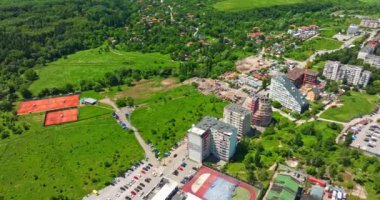 Kentin Kenar Mahallesinin Yeni İnşaat Sınırı ve Kırsal Park Yeraltı Spor Kompleksi Uçağı Yavaş İniyor