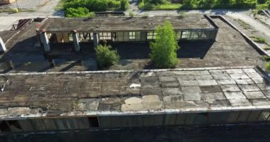 Büyük Beton Yapının Çatı Kapağı Yok Edilmiş Havadan Yükseliş Kirlilik Dronu