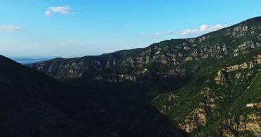 Bulgaristan 'ın orta kesimindeki Dağ yarığında kıvrılan Nehir ve Yol İnsansız Hava Aracı