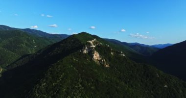 Dağın Tepesinde Büyük Kaya oluşumu Avrupa Rodopları Bulgaristan Hava Yörüngesi Dronu