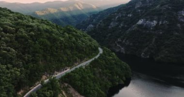 Geniş Dağ Dağları 'nda Günbatımı Rüzgarlı Yaz Günü Hava Parallaks Arabası Dağ Kavisli Yol Drone' uyla geçiyor