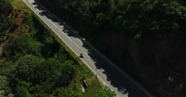 Motorcu Hızla Dağ Yolu Yüksek Açı İnsansız Hava Aracı Görüntüsü