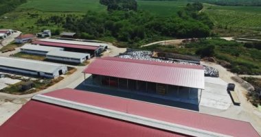 Biyolojik tarım arazisinin yanındaki ahır depolama binaları Modern Havadan Yükselen Hava Aracı Atış Dronu
