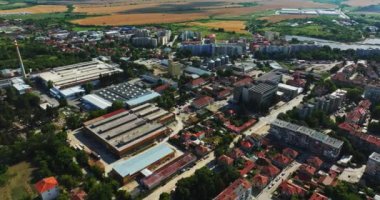 Yeni modern binalarla Sovyet Dönem Fabrikası Bölgesi Drone 'un üzerinden uçuyor