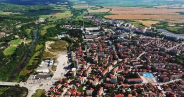 Güneşli bir günde, Riverside Kasabası 'nın dışındaki fabrikaların üretim tesisleri hava aracının üzerinde uçuyor.