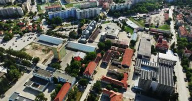 Sıcak Yaz Günü Terk Edilmiş Fabrika Binaları Doğu Avrupa 'da Küçük Şehir Uçağı Yükseliyor