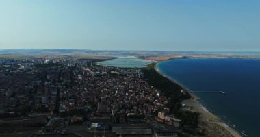 Burgaz şehrinin yüksek irtifa görüntüsü güneşli bir günde büyük bir bulut tarafından örtüldü.