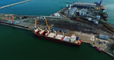 Dev Yük Gemileri Karadeniz Rıhtımı Vinçleri Sinema Odaklı İHA Yükleniyor