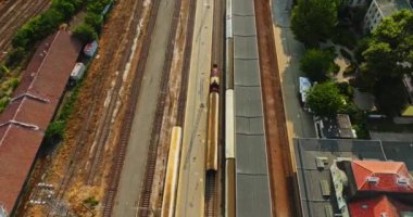 Paslı Eski Trenin Güneş Doğarken Burgaz 'da Tren İstasyonundan Gidişinin Canlı İzleme Çekimi