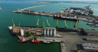 Geniş Deniz Limanı Kargo Yükleme Alanı Büyük Gemiler Havacılık Yörüngesi Yanı Başında Yanaştı Burgaz İHA 'sı