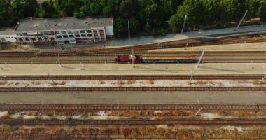 Boş Terk Edilmiş İstasyondan Geçen Küçük Paslı Tren Yoksulluğu Doğu Avrupa 'yı İhmal Etti