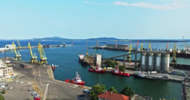 Karadeniz Limanı Bulutlu Gün 'de Burgaz' da Yükseliyor Bulgar İşçiler Sıcak Yaz İHA 'sı