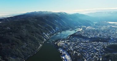 Bulgaristan 'ın Kırsal kesimindeki Küçük Köye Bakan Dağ Kış Sahası Kışlık Göl Sahnesi Noel Sabahı İnsansız Hava Aracı