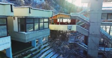 Terk Edilmiş Güzel Orman Meydanı 'nda Göl manzaralı İHA' lı Yumuşak Güneş Işıkları