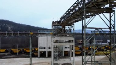 Geniş Kömür Rafineri Görünümü Yaşlanmış Paslı Ağır Makineler Kum Dalı