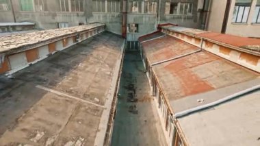 Paslı Binadan Uçarak Çıkarın Küçük Kasabadaki Büyük Kompleks İşçileri Yıkılmış İHA 'lar