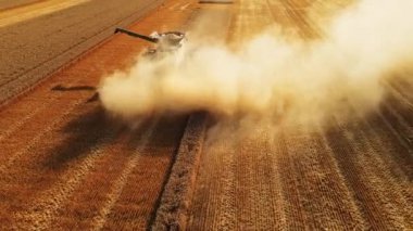 Combine Harvester FPV Toz Tozu Parçacıkları Saha Çalışması Sıcak Yaz Güneşi Dronu