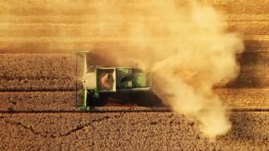 Yeşil Toz Tanecikleri 'ni Toplayan Alan Hasadı Sıcak Yaz Günü Kuru Hava akımları İniş Aracı