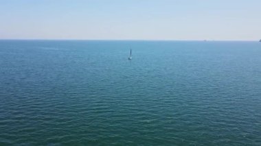 Büyük Deniz Dalgaları 'ndaki Yalnız Yelkenli Uzaktan Uzağa Uzağa Uzanan Hava Dümeni Dümdüz Hareket Dronu