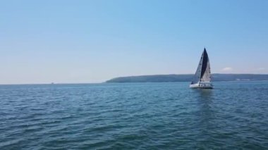 Bir Yelkenlinin Yanındaki Mürettebat Uçsuz bucaksız Okyanus Adası İHA 'sını Açığa Çıkartıyor