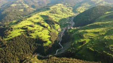 Modern İnsansız Hava Aracı ile oyulmuş doğal bir dağ yarığındaki küçük köy topluluğu.